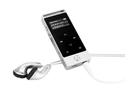 hõbedane mp3-mängija koos juhtmega kõrvaklappidega