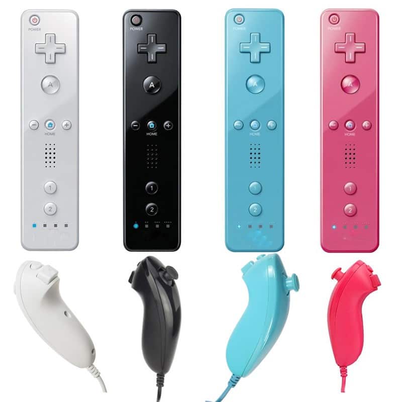 neli erinevat värvi mängupulti ja nunchuk lisaseadmed