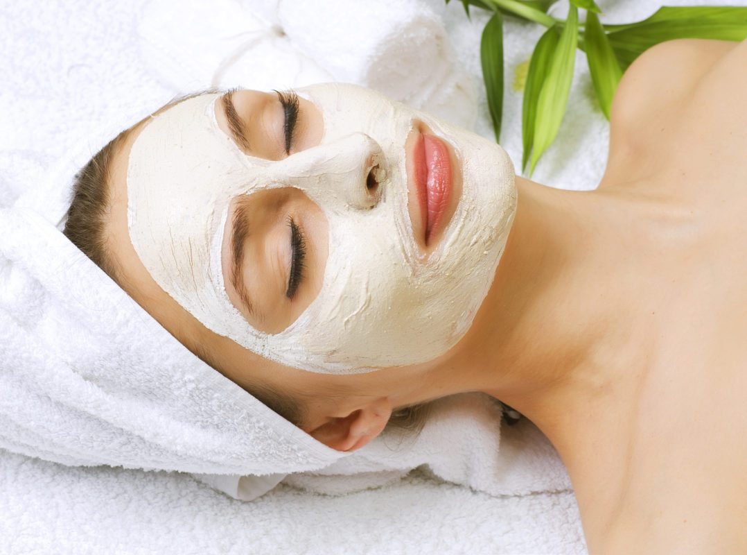 Kuidas puhastada poore näohooldusega? | E-pood Tootemaailm Naine näomaskiga spaas lamamas
