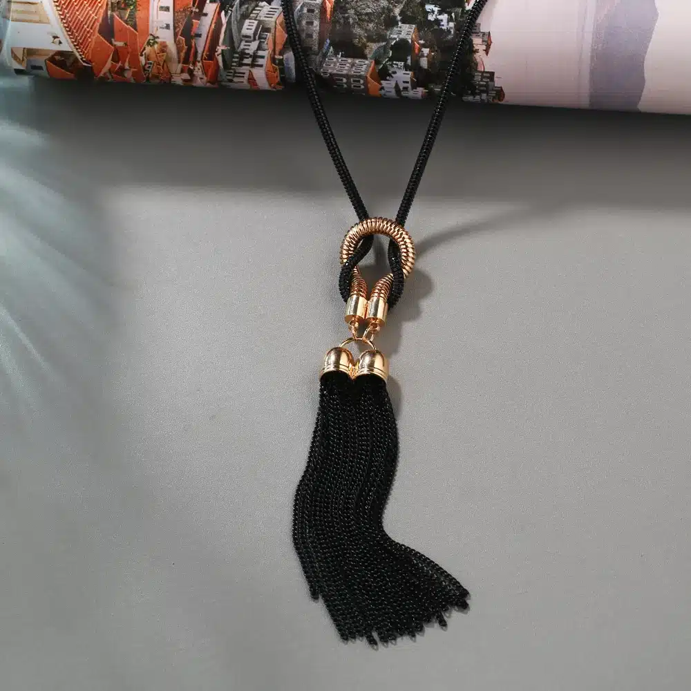 mustade narmaste ja kuldsete detailidega vintage stiilis keed