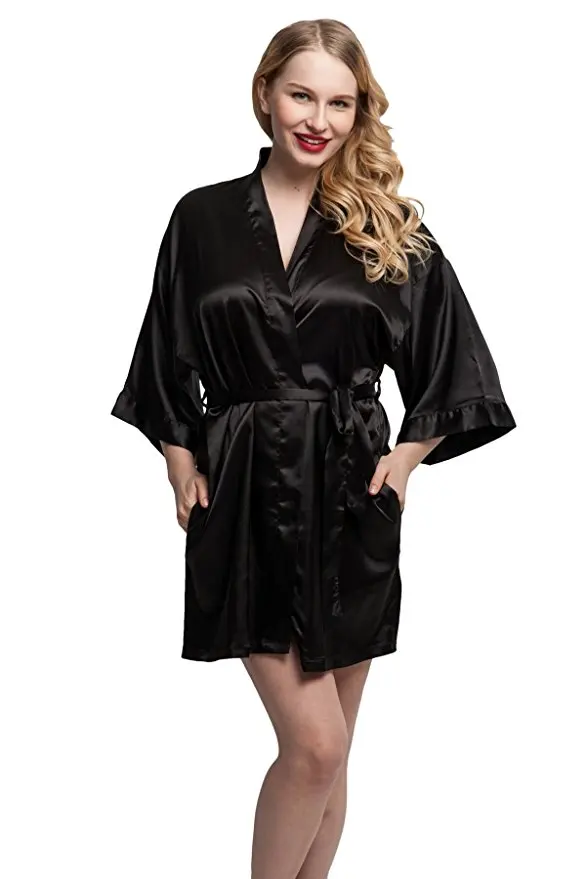 naine kannab musta siidist kimono-tüüpi hommikumantlit