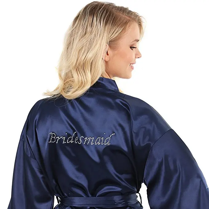 naine seljas tumesinine siidist hommikumantel kirjaga bridesmaid