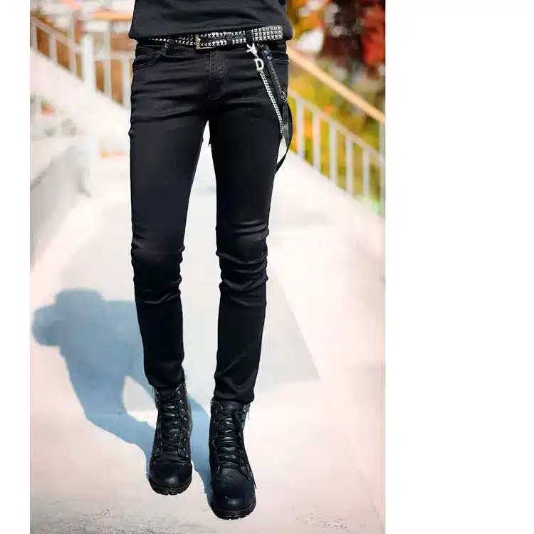 meeste mustad super skinny teksad, millel on vöö ja saapad