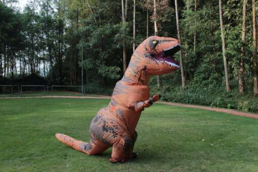 täiskasvanute täispuhutav t-rex kostüüm rohelisel murul