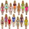erinevates värvilistes rannariietes Barbie nukud