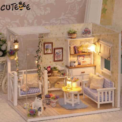 miniatuurne nukumaja, kus on diivan, laud, riiulid ja kassike
