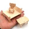 miniatuurne puidust tool, voodi ja laud inimese peopesal
