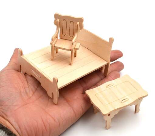 miniatuurne puidust tool, voodi ja laud inimese peopesal
