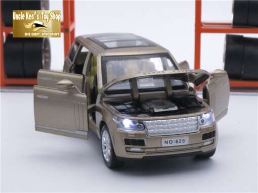 metallist miniatuurne auto avatud uste ja kapotiga