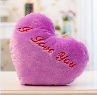 lilla südamekujuline pehme padi kirjaga 'I Love You'