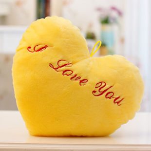 kollane südamekujuline pehme padi kirjaga 'I Love You'