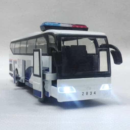 Valge buss põlevate tuledega