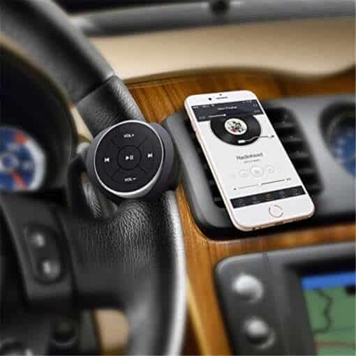 must juhtseade roolil ja nutitelefon hoidikus auto armatuurlaual