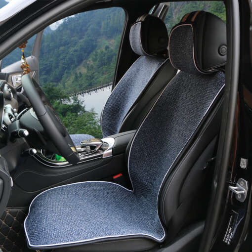 auto esiistmel sinine kangast kate, mis katab istme ja peatugede ala