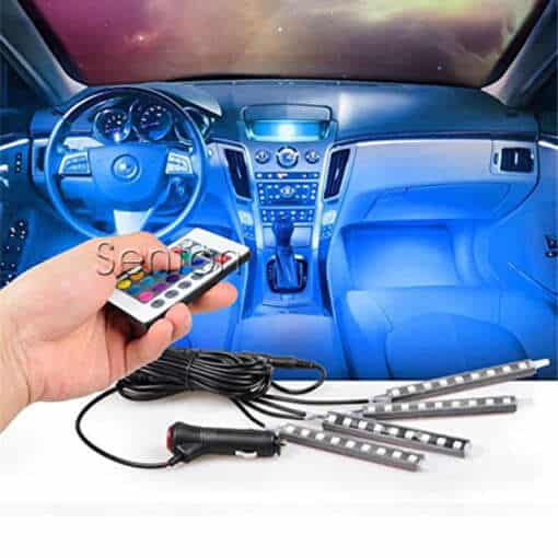 auto interjöör sinise LED valgustusega ja kaugjuhtimispult käes