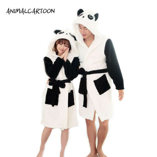 kaks inimest panda kapuutsiga hommikumantlites