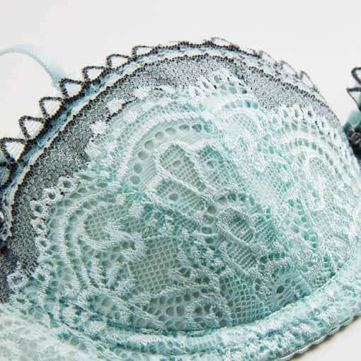 helesinine pitsiline rinnahoidja mustade detailidega
