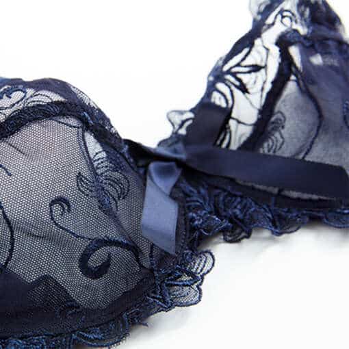 tumesinine pitsiline rinnahoidja dekoratiivsete detailidega