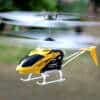 kollane mänguhelikopter lendamas siseruumides