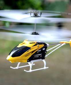 kollane mänguhelikopter lendamas siseruumides