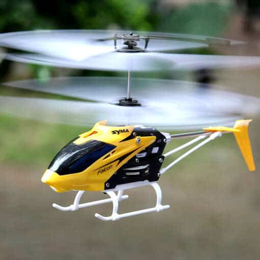 kollane mänguhelikopter lendamas siseruumides