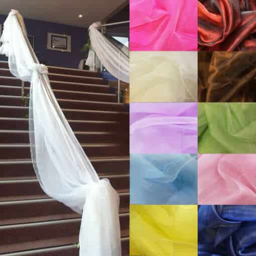 organza kangad erinevates värvitoonides, sealhulgas roosa, lilla, sinine ja valge, kaunistavad treppi