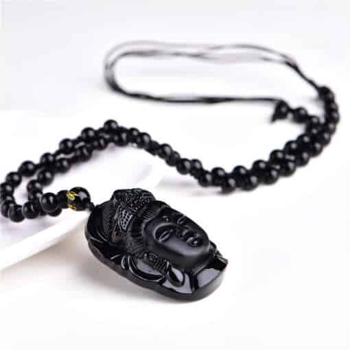 mustast kivist buddha peaga kaelakee, millel on helmestest kett