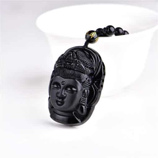 mustast kivist buddha peaga kaelakee valgel taustal