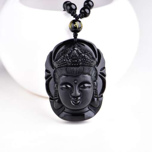 mustast kivist Buddha peaga kaelakee valgel taustal