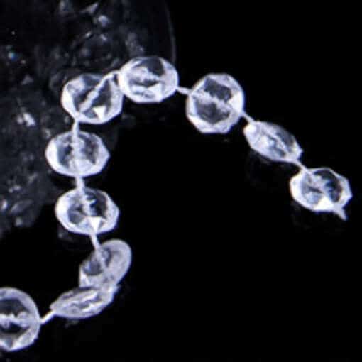 läikiv läbipaistev kristallkett mustal taustal