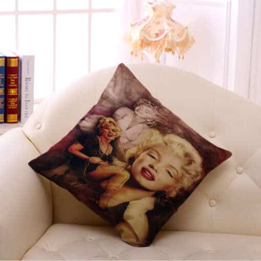 diivanil dekoratiivpadi mitme Marilyn Monroe kujutisega