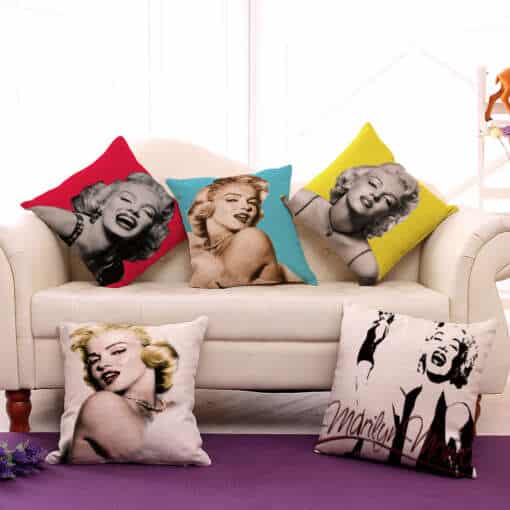 diivanil erinevat värvi dekoratiivpadjad Marilyn Monroega