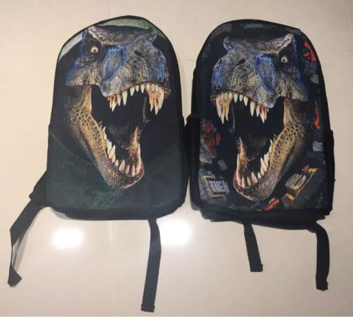 kaks seljakotti dinosauruse pildiga