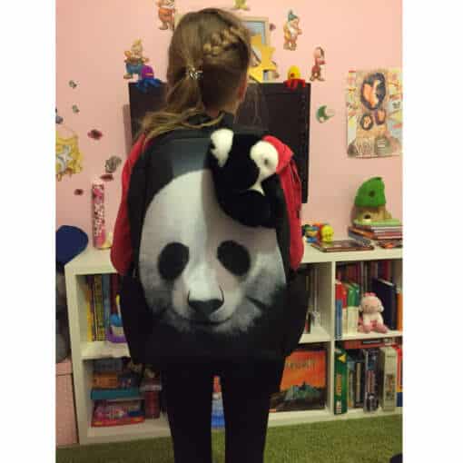 seljakott panda pildiga, tüdruk seljas