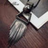 metallist ripatsiga vintage stiilis kaelakee, millel on pikad kitsad rippuvad osad