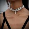 naisel kaelas sädelevate kividega choker kaelakee