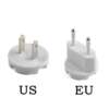 kaks valget pistikadapterit, üks USA ja teine EL standardiga