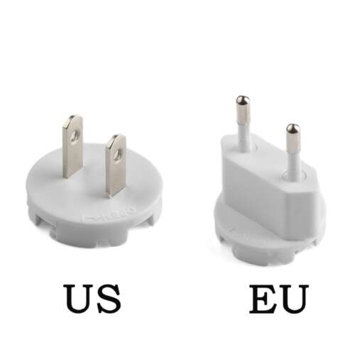 kaks valget pistikadapterit, üks USA ja teine EL standardiga