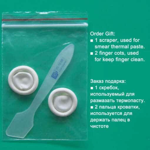 läbipaistev kilekott, milles on plastist spaatel ja kaks sõrmekaitset