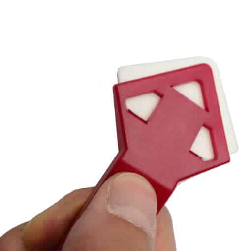 punane plastist tööriist valge otsikuga