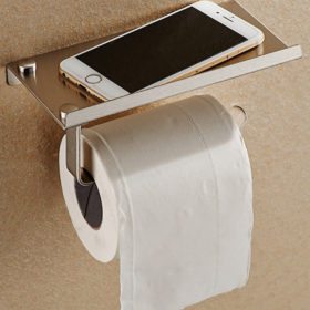 metallist tualettpaberihoidja väikese riiuliga, millel on nutitelefon