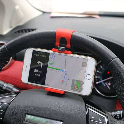 telefon kinnitatud auto rooli külge punase ja musta hoidjaga