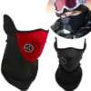 must ja punane sall-mask sportimiseks, millel on hingamisavad ja logo