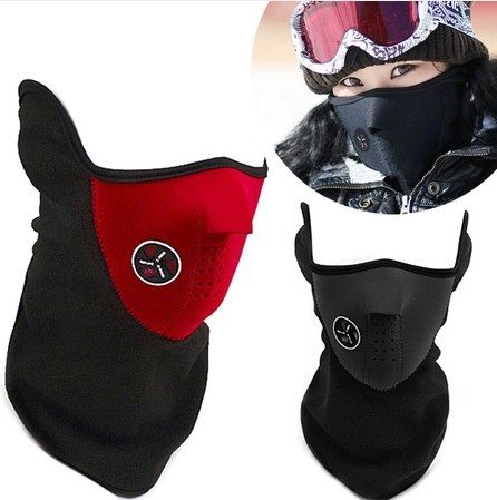 must ja punane sall-mask sportimiseks, millel on hingamisavad ja logo