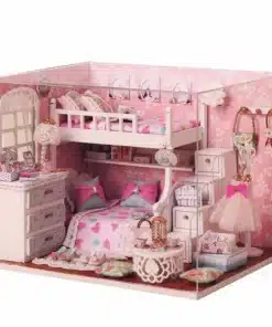 roosa tapeediga nukumaja magamistuba, kus on narivoodi, kummut ja dekoratiivsed esemed