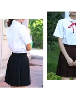naine kannab valget pluusi ja musta plisseeritud seelikut, teine naine valge pluusi ja pruuni seelikuga