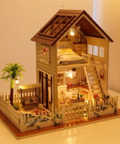 miniatuurne nukumaja kahe korruse ja terrassiga, valge mööbel ja detailid, valgustatud interjöör