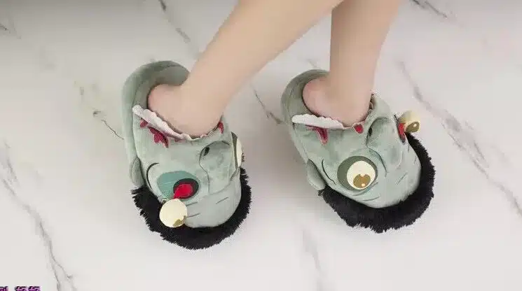 Free Shipping 1Pair Plush Zombie Slippers / Ravenous Zombie Warm Slippers ctx11 Home Halloween funny shoes gift 18
