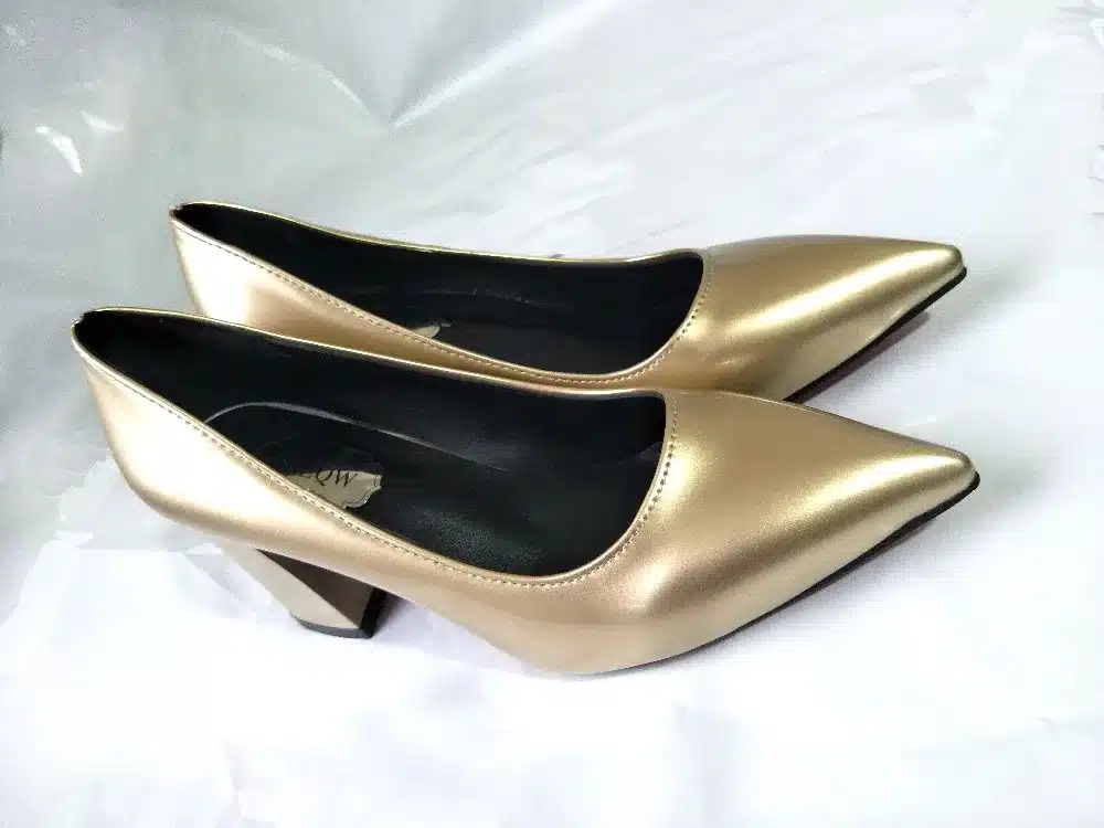 AREQW 2017 summer Office shoes Women Pumps high heels Party Simple Pointed Shallow high heels Woman Office leather shoes women 9