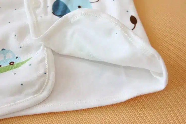 valge beebiriide detail siniste ja roheliste mustritega